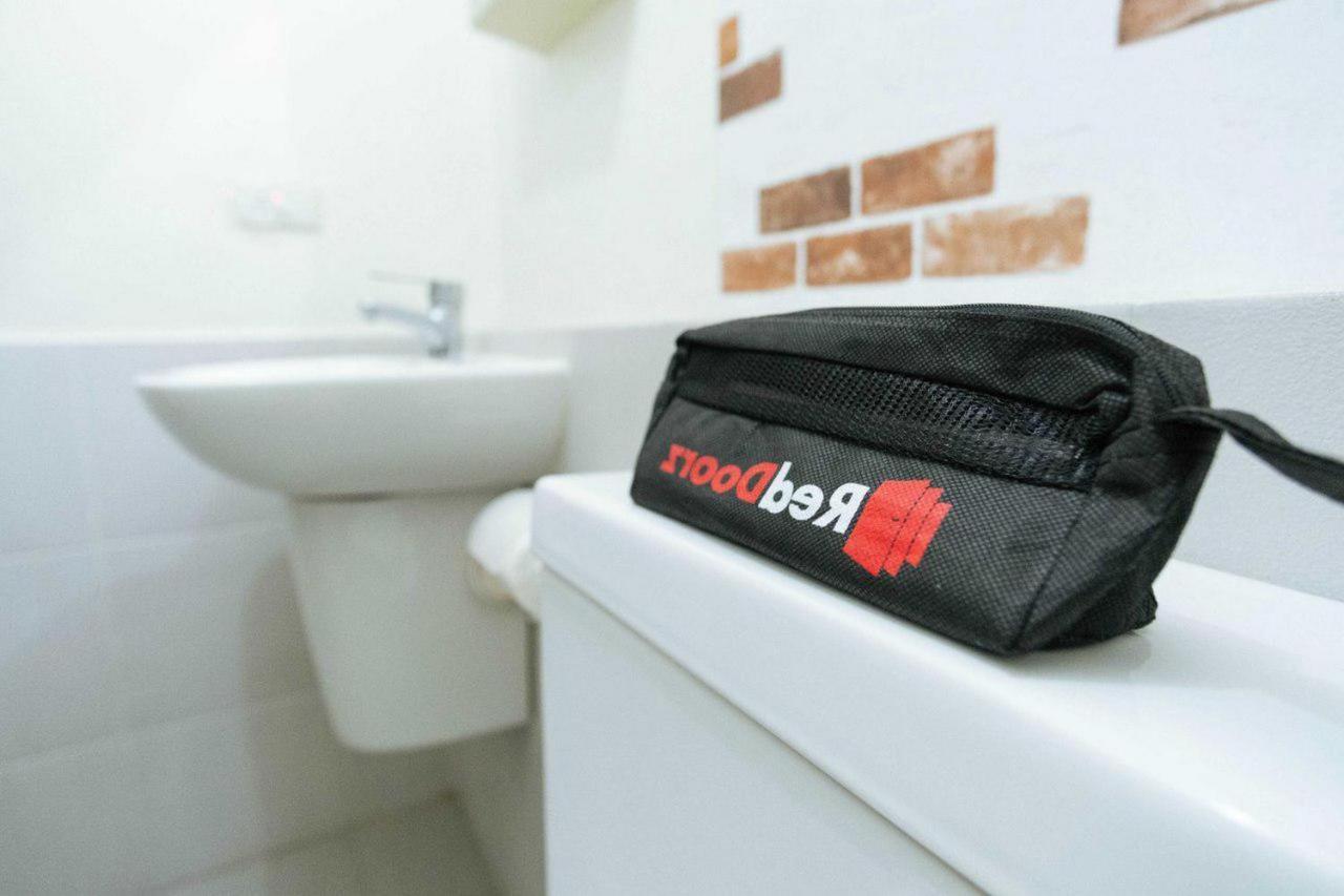 Hotel Reddoorz @ Jalan Brigjend Katamso Medan 2 Exterior foto
